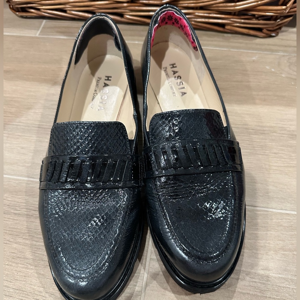 Women's Black Textured Loafers